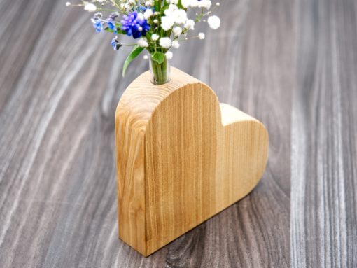 Herz aus Holz mit Vaseneinsatz aus Glas
