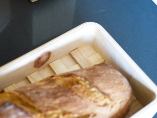 Design Zirbenbrotdose mit Gitterrost hält ihr Brot länger frisch